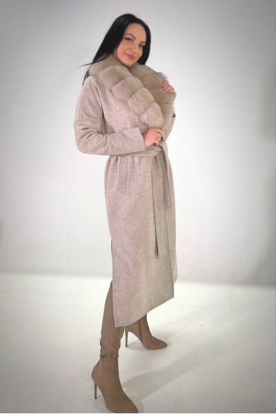 Woman coat fith fur