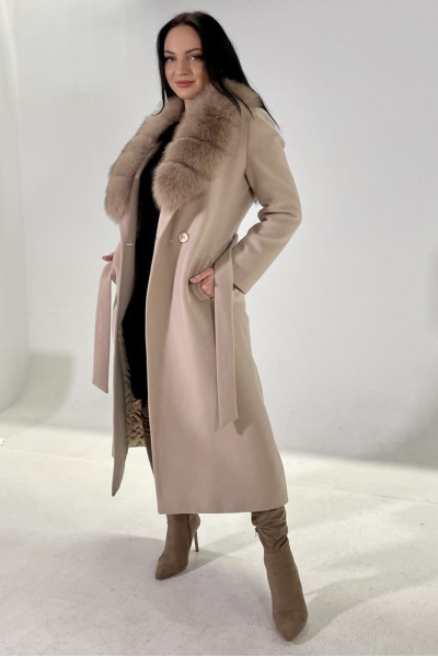 Woman coat with fur